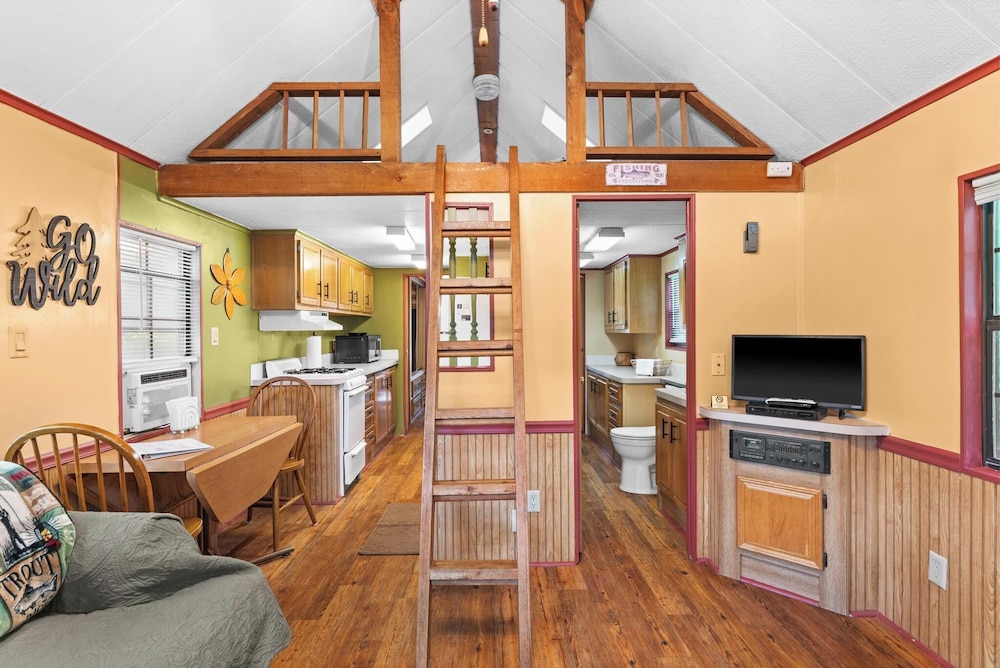 The Cascades Inn - photo 22