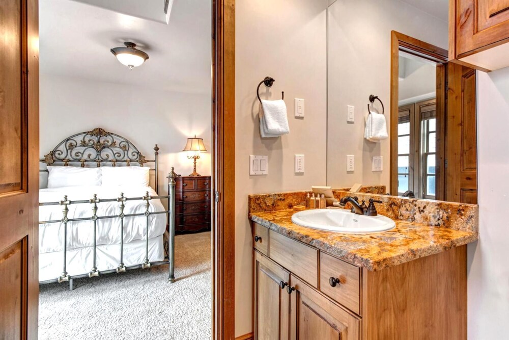 KBM Resorts Walk to Lifts and Main St Rent 1416 and 1418 Townhomes together Pri Hot tub PPS 1418 - photo 18