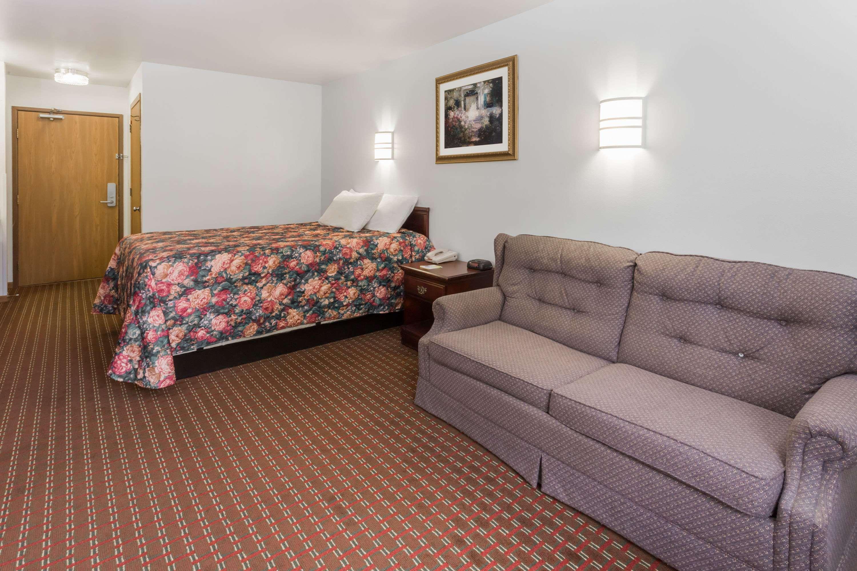 Days Inn by Wyndham Stoughton WI. - photo 14