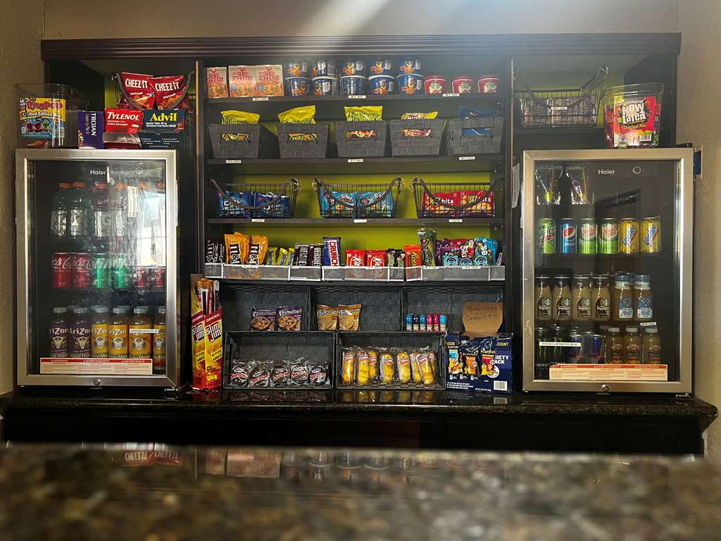 Econo Lodge - photo 21