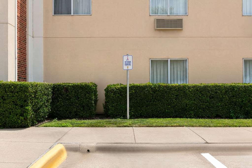 Super 8 by Wyndham Grapevine DFW Airport Northwest - photo 10