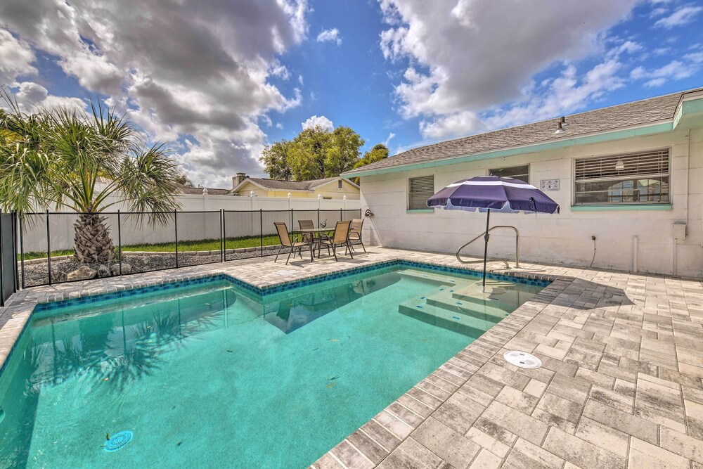 Apollo Beach Gem with Pool the Flamingo House — 4-Star Luxury Hotel in Tampa, United States