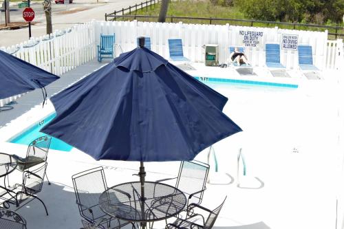 Edgewater Inn - photo 2
