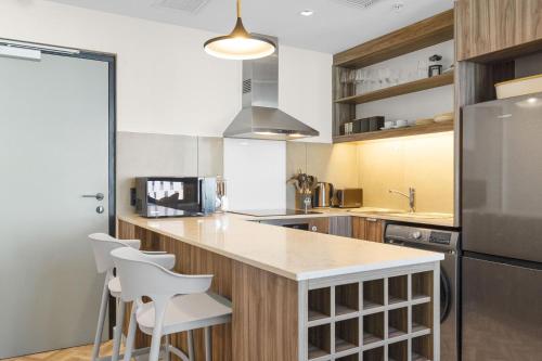 Stylish City Escape at Foreshore Place