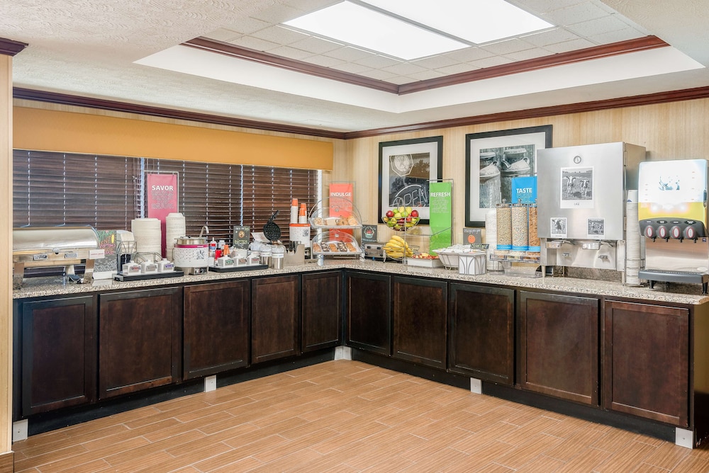 Hampton Inn Parkersburg Mineral Wells - photo 38