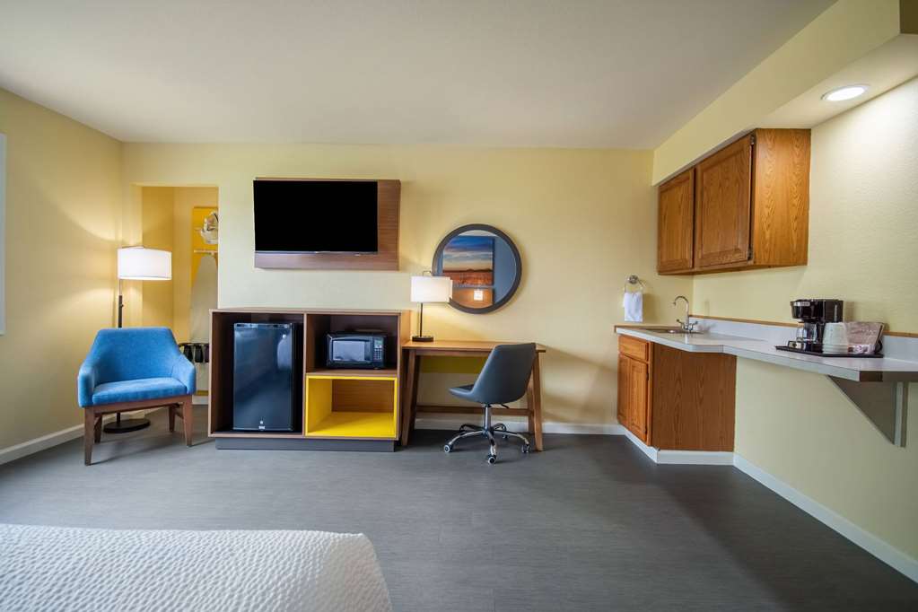 Days Inn & Suites by Wyndham Waterloo - photo 24