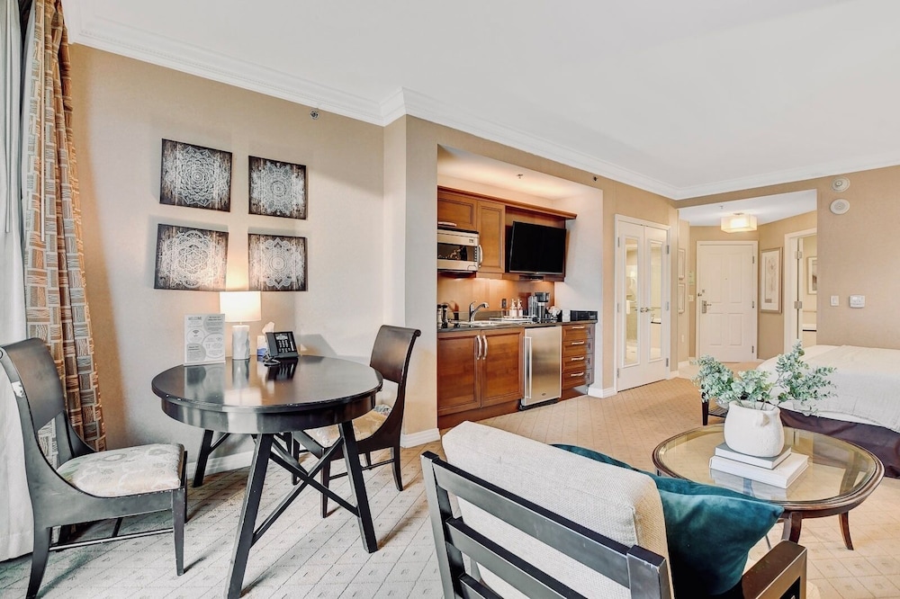 Premium Suite w balcony at The Signature photo 5