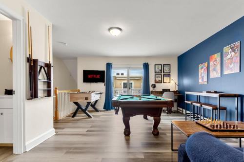Fun Game Room Steps to Beach 2 Level Lux Condo — 4-Star Luxury Hotel in Hampton, United States