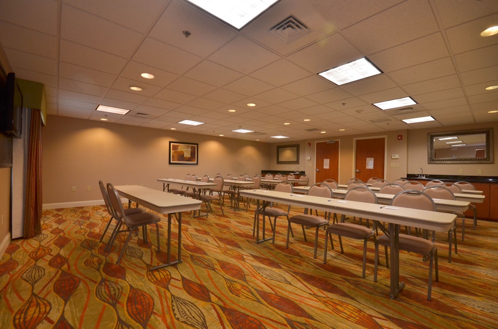 Holiday Inn Express Hotel & Suites Pine Bluff Pines Mall by IHG - photo 41