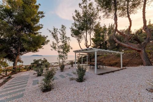 Villa Kelyfos — 4-Star Luxury Hotel in Neos Marmaras, Greece