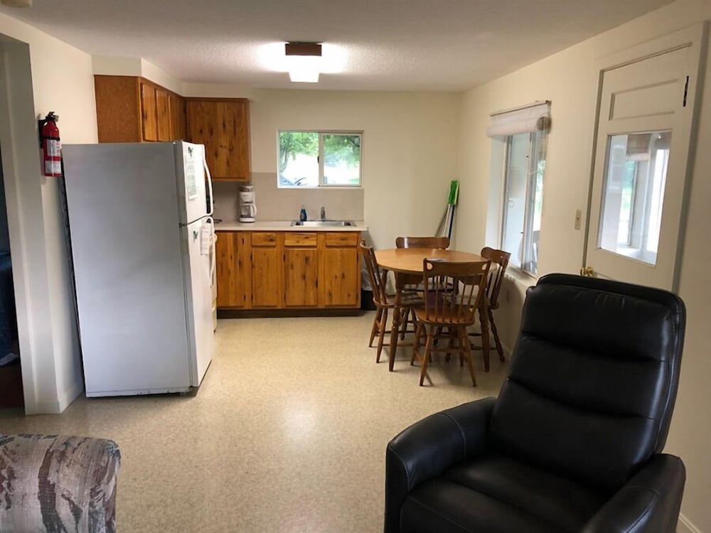 West Winds Motel & Cottages - photo 46