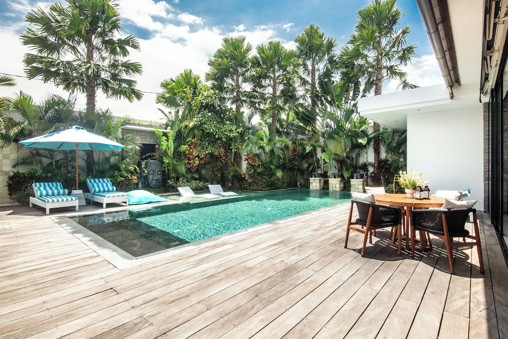 Modern 3BR Villa 200m to Canggu Beach Bliss — 4-Star Luxury Hotel in Canggu, Indonesia