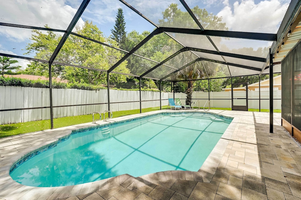 Pet Friendly Home with Pool in Palm Harbor — 4-Star Luxury Hotel in Palm Harbor, United States