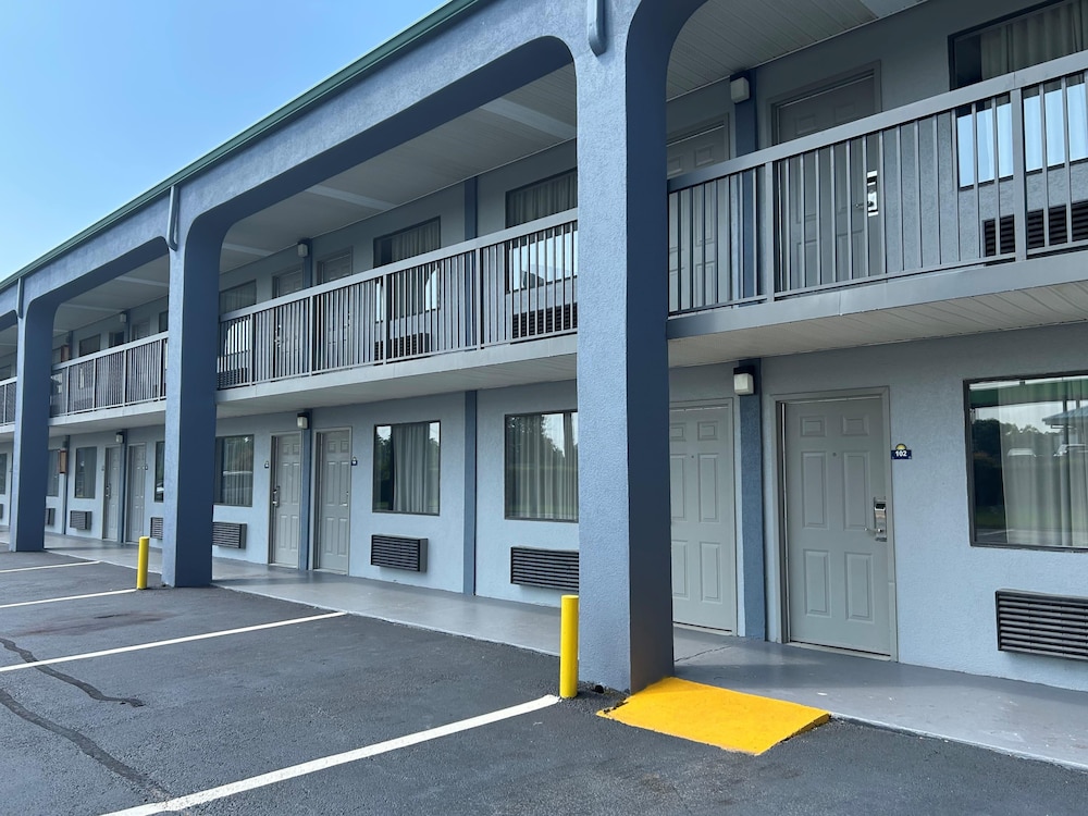 Days Inn By Wyndham Byron — Byron
