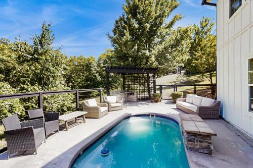 Beaver Lake Pool House — 4-Star Luxury Hotel in Rogers, United States