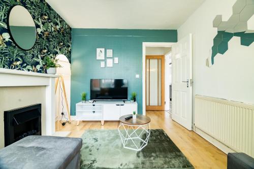 Spacious 6 Bed Home in Coventry Warwick West Midlands Free Parking Super Fast WiFi — 4-Star Luxury Hotel in Coventry, United Kingdom