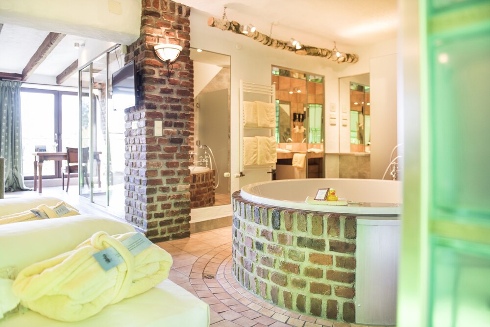 Deep Soaking Bathtub