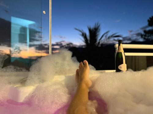 Refúgio dos sonhos piscina de borda infinita e hidromassagem com vista in Sao Sebastiao, Brasil