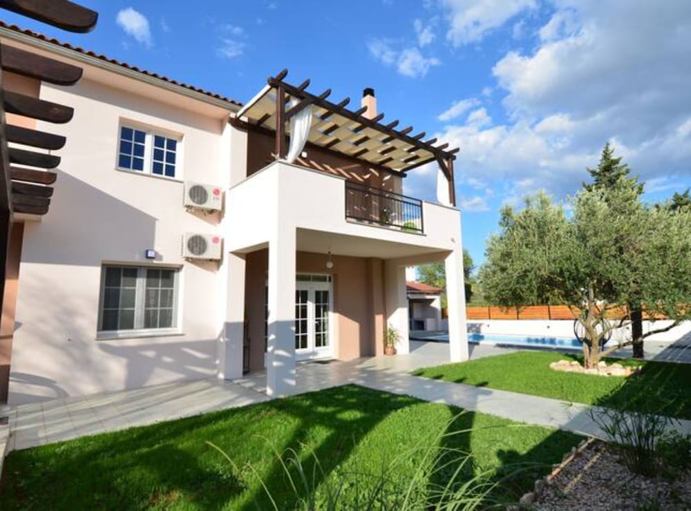 Apartment Villa Troskot — 4-Star Luxury Hotel in Pirovac, Croatia