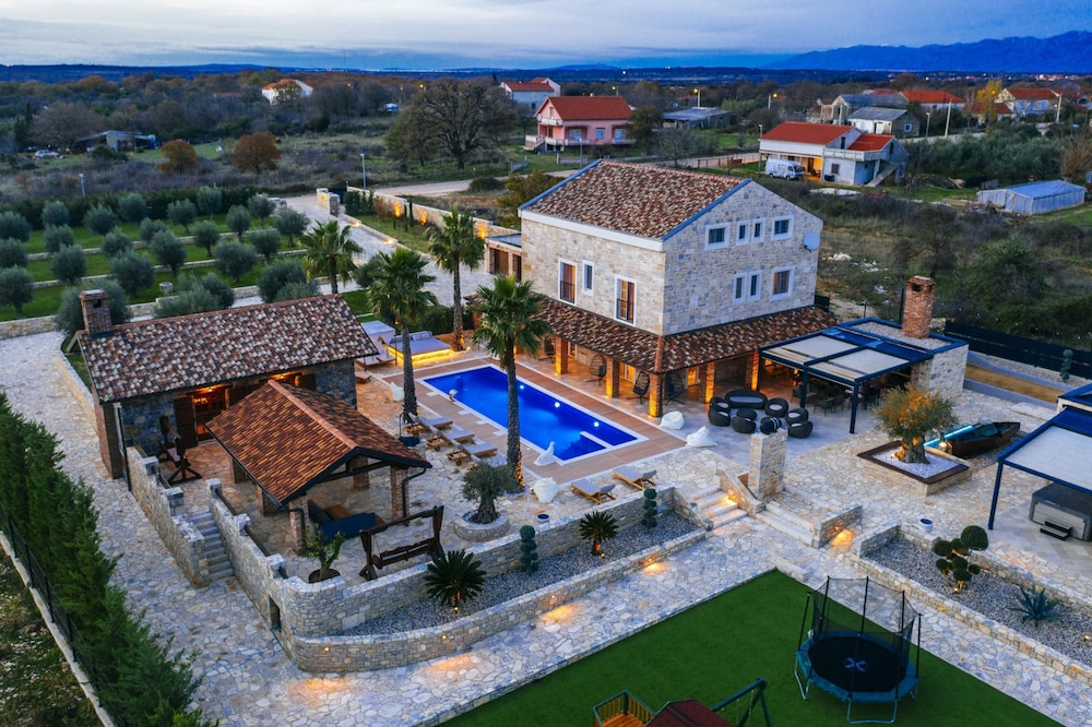 Villa Marta ZadarVillas — 4-Star Luxury Hotel in Nin, Croatia