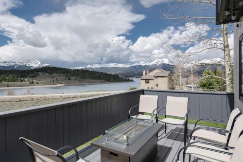 Lake Dillon Retreat Townhome: Panoramic Lake Mountain Views — 4-Star Luxury Hotel in Dillon, United States