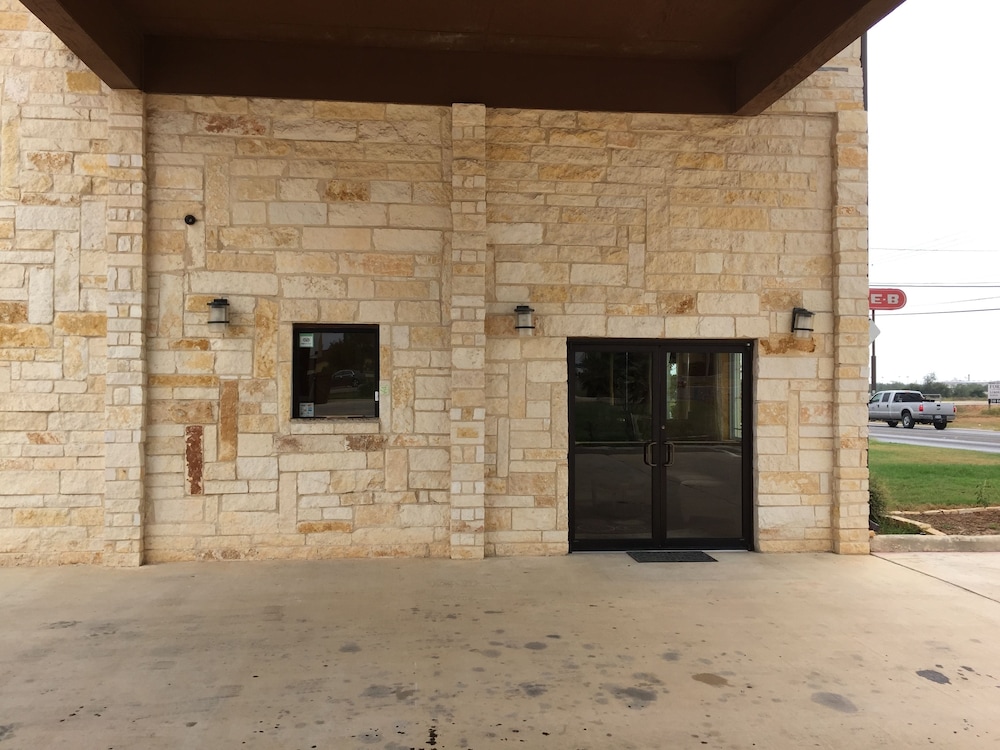 Pearsall Inn & Suites - photo 38