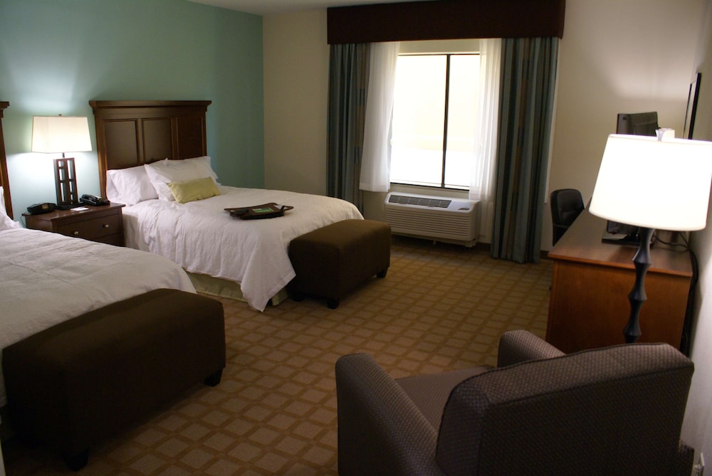 Hampton Inn & Suites Center - photo 9