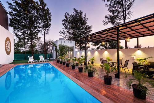 StayVista's Vinho Sunsets Farm View Villa Near Sula with Pool & Terrace — 4-Star Luxury Hotel in Trimbak, India