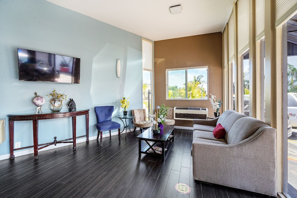 Torrance Inn & Suites - photo 3