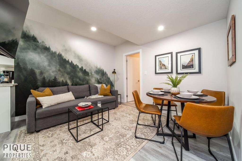 NEW Mountain Chic Suite Whyte Avenue Netflix WiFi Sleeps 6 — 4-Star Luxury Hotel in Edmonton, Canada