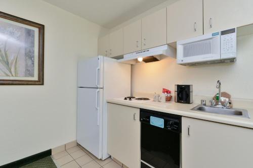 Hawthorn Suites by Wyndham Sacramento - photo 28