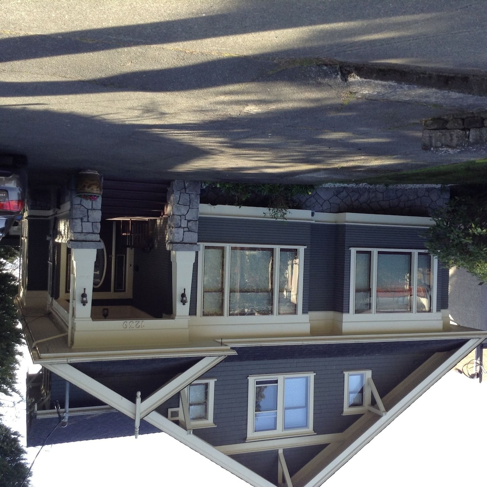 Gaslight Inn Victoria in Victoria, Canada