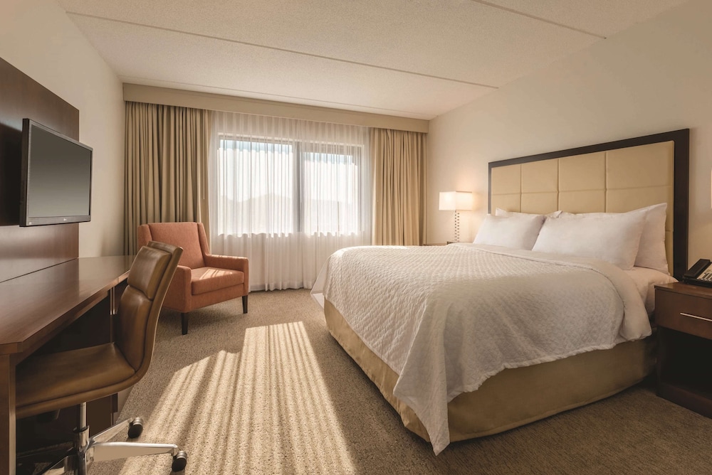 Embassy Suites by Hilton Milwaukee Brookfield - photo 14