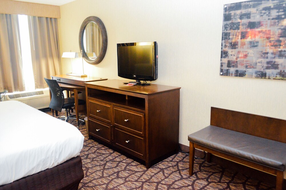 North Baltimore Plaza Hotel - photo 18