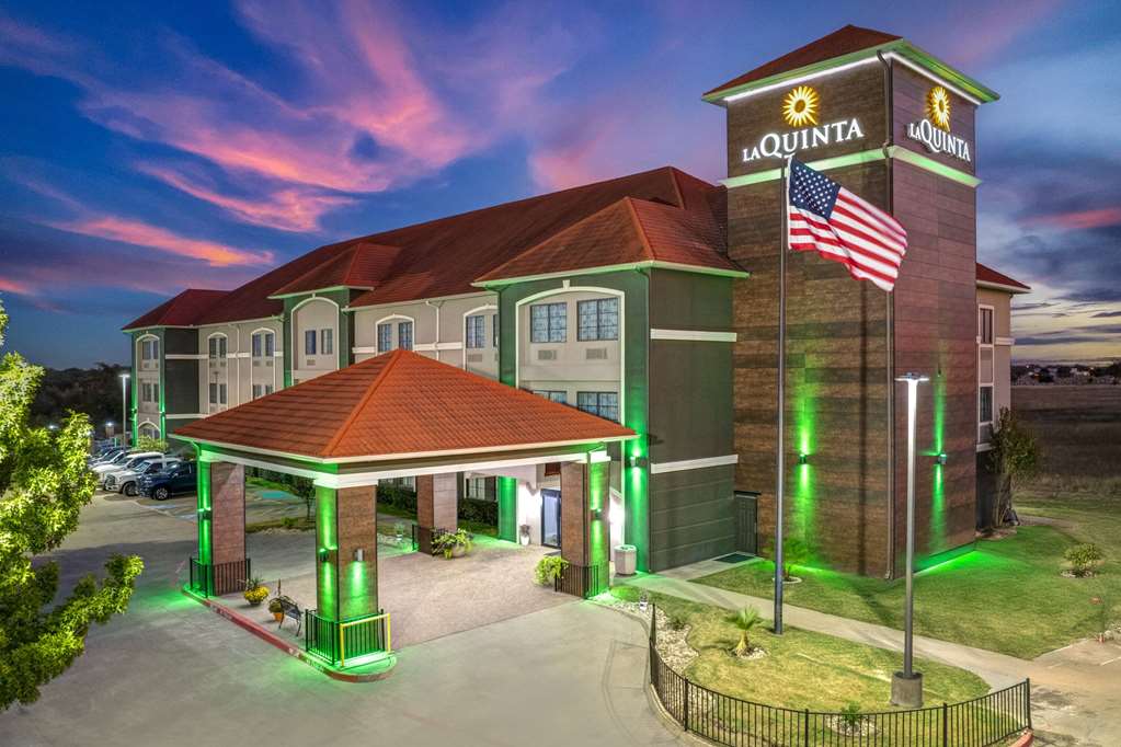 La Quinta Inn & Suites by Wyndham Alvarado - photo 6