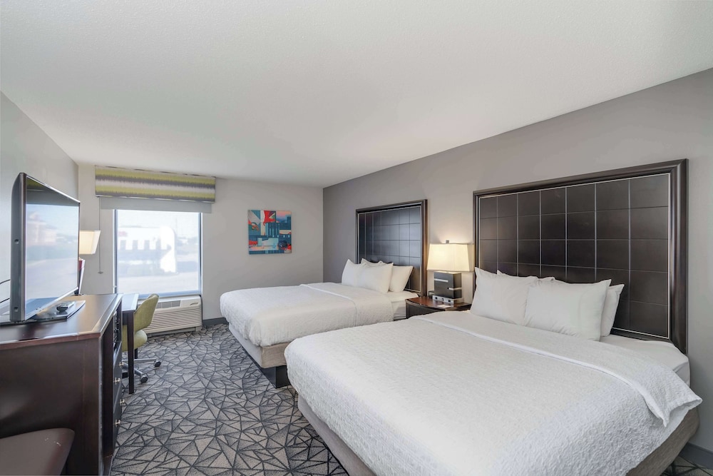 Hampton Inn Bloomington West - photo 18