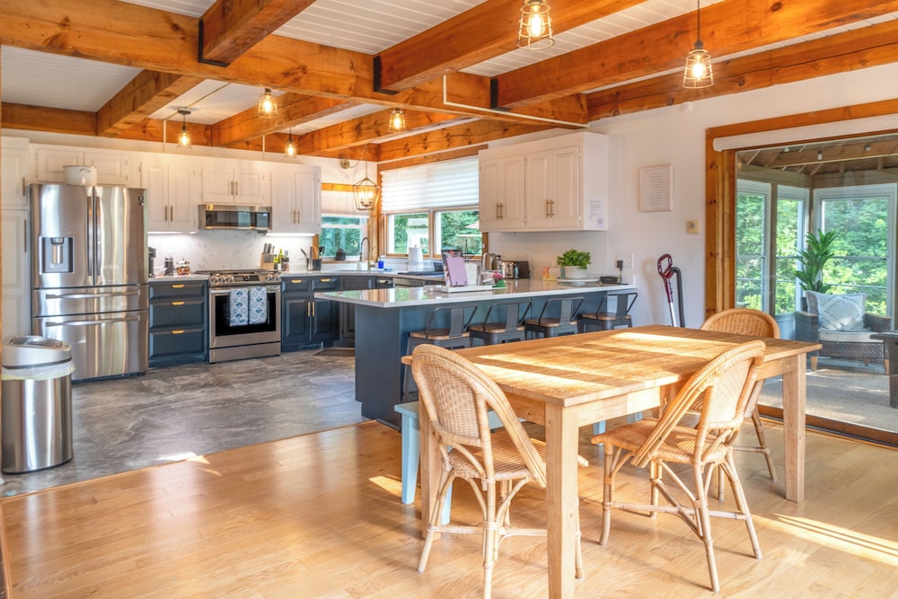 Pool and Screened Deck Home 2 Mi to Mashpee Commons — 4-Star Luxury Hotel in Mashpee, United States