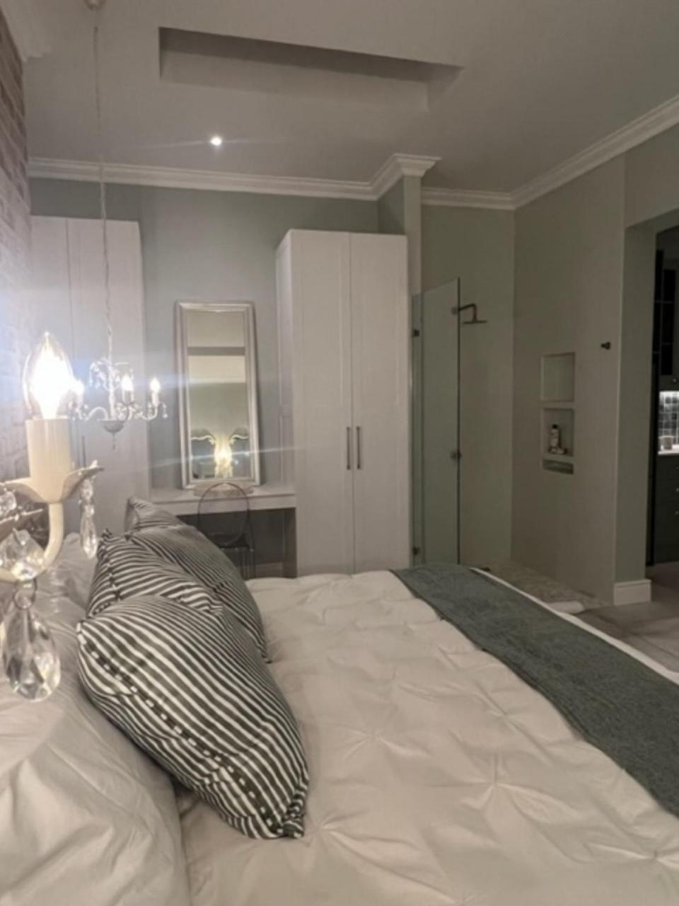 Two on Milner Oak Tree Cottage Stylish Open Plan Guesthouse in Rondebosch