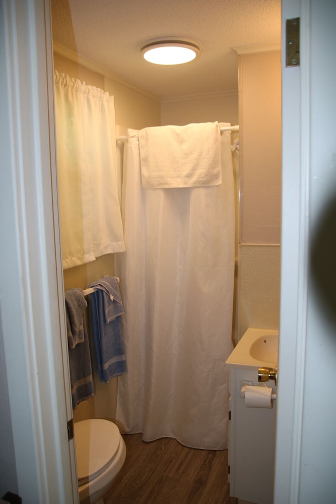 West Winds Motel & Cottages - photo 92