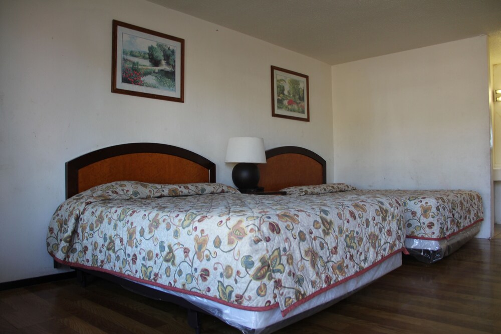 LoneStar Inn & Suites - photo 8