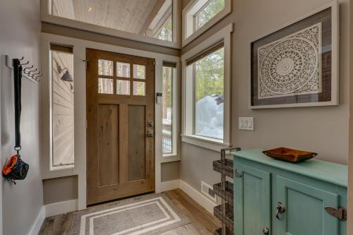 Mountain Jewel in Tahoe Donner Beautiful 4 Bedroom w Hot tub Access to HOA Amenities — 4-Star Luxury Hotel in Truckee, United States