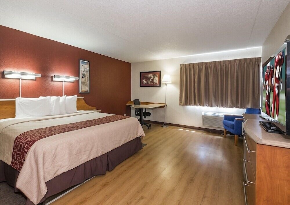 Red Roof Inn and Suites Cleveland Elyria - photo 14