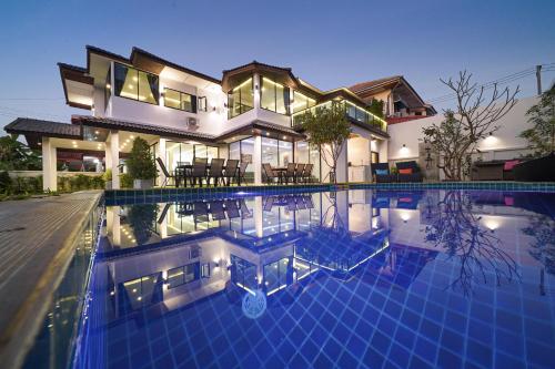 Phoenix Villa Luxury Pool Villa with Entertainment Room 15 minutes from Walking Street — 4-Star Luxury Hotel in Nong Prue, Thailand
