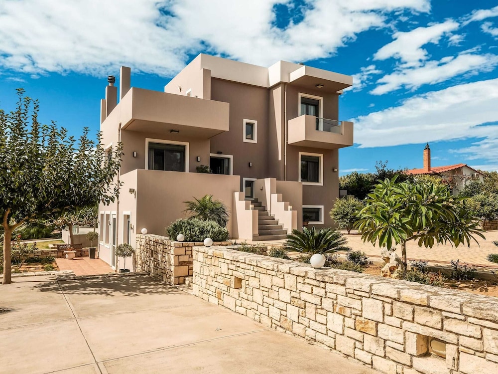 Beautiful Villa in Adelianos Kampos With Pool — 4-Star Luxury Hotel in Rethymno, Greece