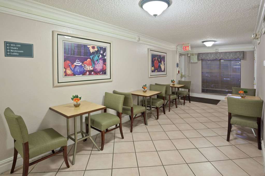 La Quinta Inn by Wyndham Omaha West - photo 22