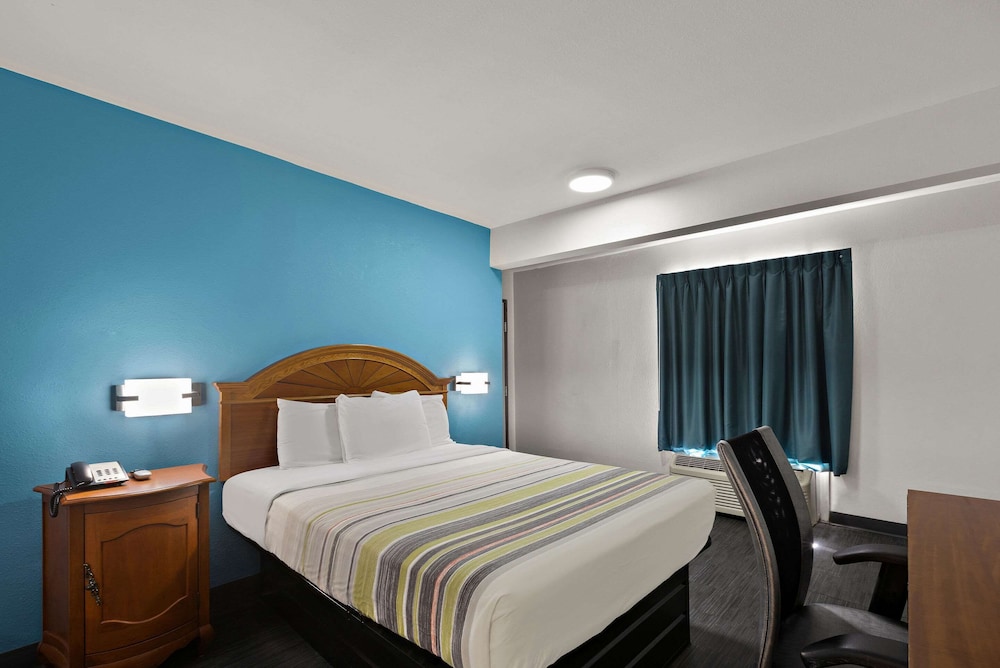Econo Lodge Commerce - photo 28