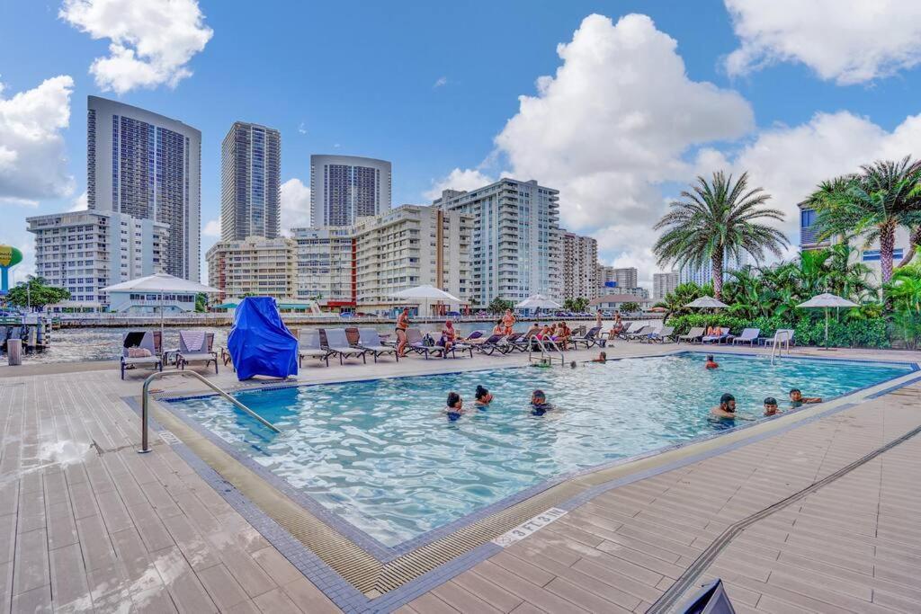 Lower Penthouse 3BD 3BA Beach Pool Gym — 4-Star Luxury Hotel in Hallandale Beach, United States