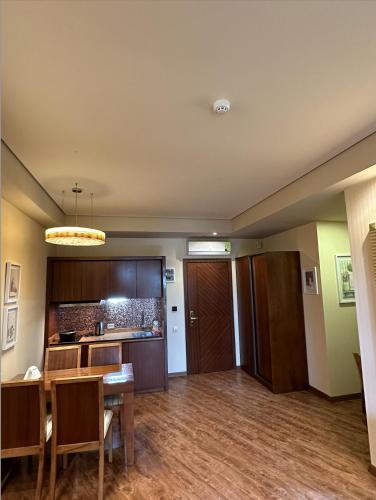Dreamland Oasis 1st floor Apartment With a Garden by the Sea