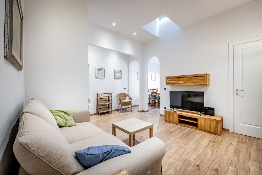 Roommo Via Dei Pilastri Ambra — 4-Star Luxury Hotel in Florence, Italy