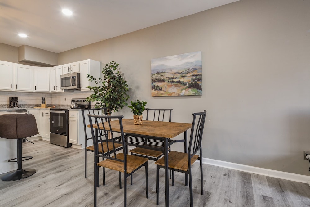 Newly renovated 4BR CozySuites - photo 34